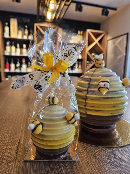 Schokoladen Bienenwabe gefüllt mit karamellisierten Haselnüssen